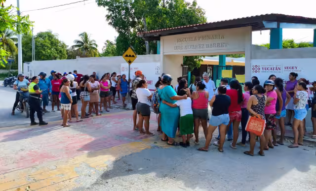 Tutores de los estudiantes de la Luis Álvarez Barret exigen la destitución de la maestra Merly O.