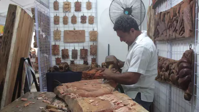 Desde hace 20 años, Milton Almir elabora artesanías sin usar máquinas