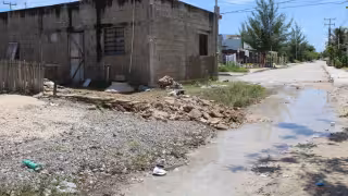 Vecinos de Chicxulub Puerto viven entre agua sucia y lodo: mala planeación en la pavimentación de calles deja graves encharcamientos