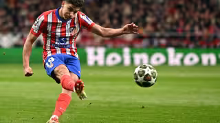 Julián Álvarez a la hora de cobrar el penal