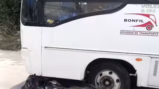 La motocicleta terminó destrozada abajo de la unidad de transporte.