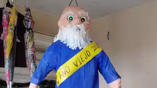 Muñecos de Año Viejo iluminan las puertas de Calkiní