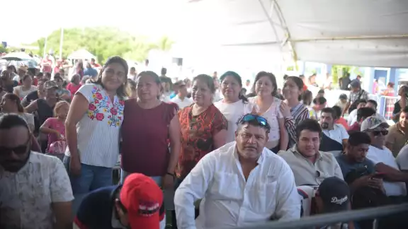 Yucatecos esperan a que Claudia Sheinbaum arribe a Progreso Yucatecos esperan a que Claudia Sheinbaum arribe a Progreso