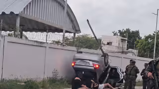 El vehículo impactó y derribó un poste de alumbrado público durante el accidente