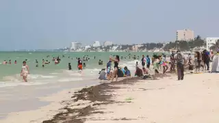 Abarrotan las playas de Progreso por el megapuente escolar