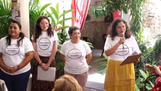 Colectiva feminista coloca placa en honor a Rita Cetina en Mérida