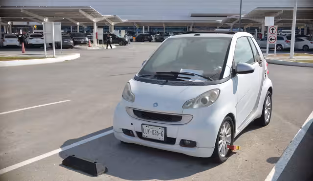 Hace ocho meses que un vehículo Smart Forfour tiene en una de sus llantas un candado para inmovilizarlo