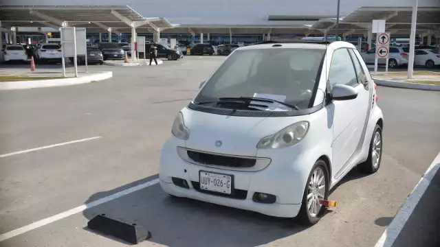 Hace ocho meses que un vehículo Smart Forfour tiene en una de sus llantas un candado para inmovilizarlo