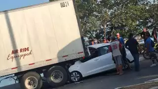 Ebrios chocan contra tráiler en el Malecón de Champotón y terminan gravemente lesionados
