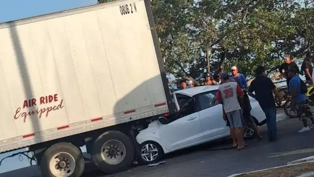 Dos heridos de gravedad deja choque contra tráiler en el malecón de Champotón