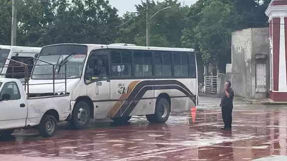 Los camiones están listos para evacuar a la población de Yucatán Los camiones están listos para evacuar a la población de Yucatán