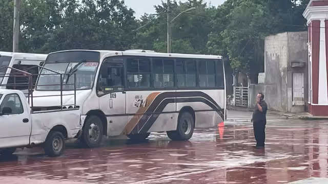 Los camiones están listos para evacuar a la población de Yucatán