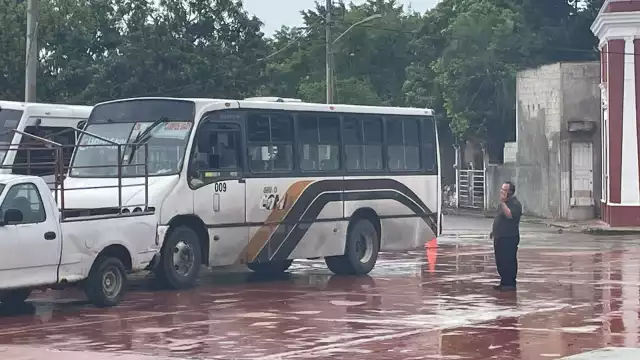 Los camiones están listos para evacuar a la población de Yucatán
