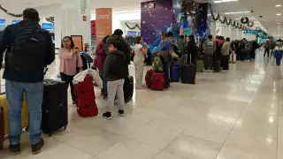 Afluencia de viajeros satura mostradores en el aeropuerto de Mérida en pleno inicio vacacional