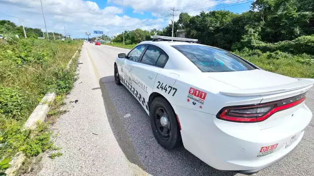 Una llamada anónima alertó a las autoridades alrededor de las 8:00 horas de ayer, sobre una persona sin vida a orilla de la carretera, a unos 200 metros de un hotel