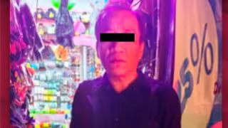 El individuo fue señalado por sustraer prendas de vestir de una tienda comercial.