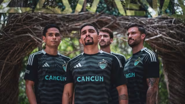 Jugadores de Cancún FC luciendo el nuevo jersey "Sacred Land" frente al icónico mar turquesa de la Riviera Maya