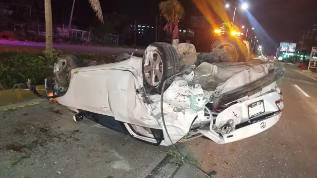 Accidente en Cancún entre dos coches deja daños arriba de los 700 mil pesos