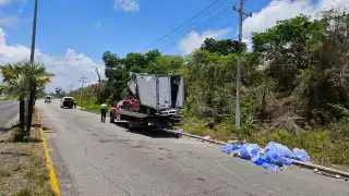 Volcadura de camioneta en la carretera federal 307 en Puerto Morelos, deja dos lesionados