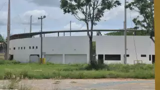 Hay daños en las gradas, techos y paredes del Centro de Espectáculos Montejo de Xmatkuil