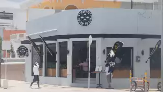 Además de la pesca, el sector comercial empieza a resentir el impacto de la microalga en la costa