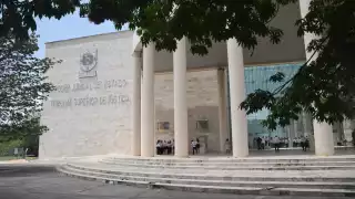 Alistan una iniciativa de ley para fijar como límite el sueldo del titular del Ejecutivo estatal