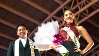 Los representantes de la Universidad recibieron su respectiva banda y un arreglo floral. (