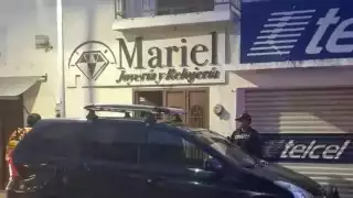 Dos individuos amagan con arma de fuego a empleadas y rocían gasolina en comercio del Centro