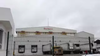 Empleados de Bachoco caen dentro de una fosa séptica en la vía Mérida-Umán