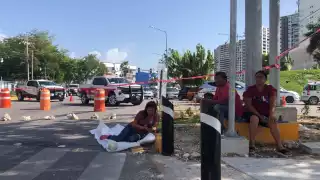 Víctimas de fraude de una financiera mantienen bloqueada la avenida Bonampak en Cancún