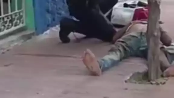 Paramédicos de la SSP llegaron al sitio y atendieron al herido, quien fue trasladado a un hospital para su valoración médica Paramédicos de la SSP llegaron al sitio y atendieron al herido, quien fue trasladado a un hospital para su valoración médica