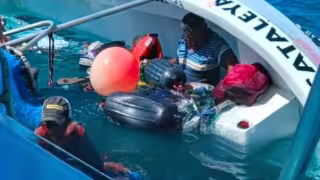 Embarcación turística termina hundida en aguas de Cozumel tras mala maniobra