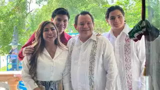 Joaquín Díaz Mena y su familia disfrutan del desfile del 20 de noviembre en Mérida