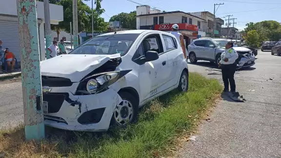 El Spark blanco terminó impactando un poste de luz ubicado en el camellón. El Spark blanco terminó impactando un poste de luz ubicado en el camellón.