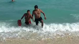Rescatan a joven tras ser arrastrado por una corriente en Playa Delfines de Cancún