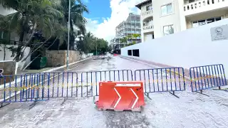 Cierran circulación de una calle que se está hundiendo en Playa del Carmen; fue construida sobre el manglar