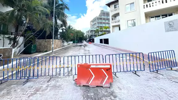 En la vialidad, además de los desniveles que están apareciendo ha empezado a brotar agua