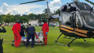 Helicóptero de la SSP traslada de Tizimín a Mérida a un motociclista gravemente lesionado