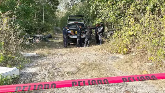 Policías y peritos acudieron al lugar del suceso, el cual reaviva la preocupación de los habitantes y visitantes, quienes expresaron inquietud por la seguridad
