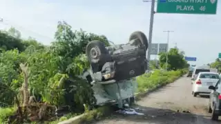 Accidente en Cancún deja una persona lesionada; el conductor perdió el control