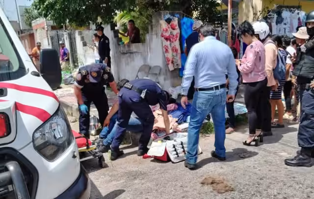 Una motociclista adolescente no respetó su alto al ingresar a la Avenida Primero de Julio y fue embestida.