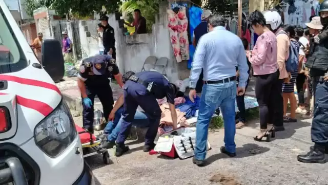 Una motociclista adolescente no respetó su alto al ingresar a la Avenida Primero de Julio y fue embestida.