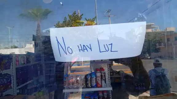 Las tiendas e instituciones bancarias cerraron sus puertas y en las escuelas no hubo clases Las tiendas e instituciones bancarias cerraron sus puertas y en las escuelas no hubo clases