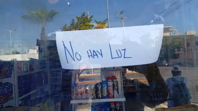 Las tiendas e instituciones bancarias cerraron sus puertas y en las escuelas no hubo clases