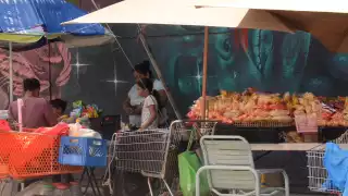 os puestos ambulantes ubicados alrededor de los planteles educativos no están sujetos a sanciones, pero se les pide priorizar una alimentación más sana