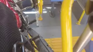 Viaja con todo y moto: Reportan motocicleta al interior de una unidad de Va y Ven 