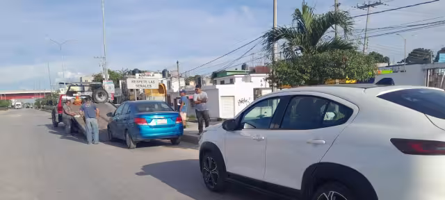 Un accidente de tránsito en la avenida Justo Sierra Méndez dejó solo daños materiales
