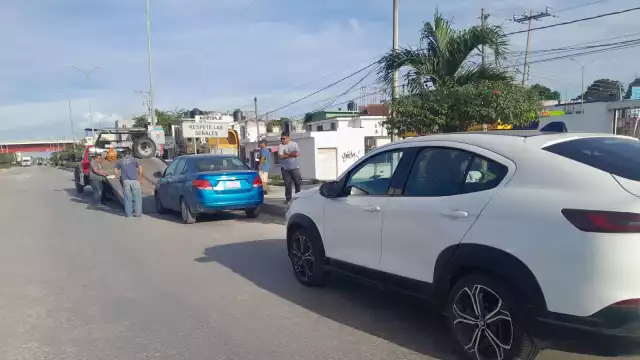 Un accidente de tránsito en la avenida Justo Sierra Méndez dejó solo daños materiales