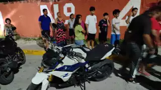 Dos lesionados tras choque entre motocicleta y triciclo en la colonia Solidaridad Urbana, Campeche