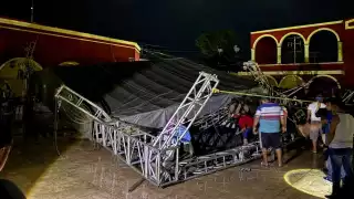 Fuertes lluvias provocan el colapso del escenario de la Feria de Ticul; así fue el momento 